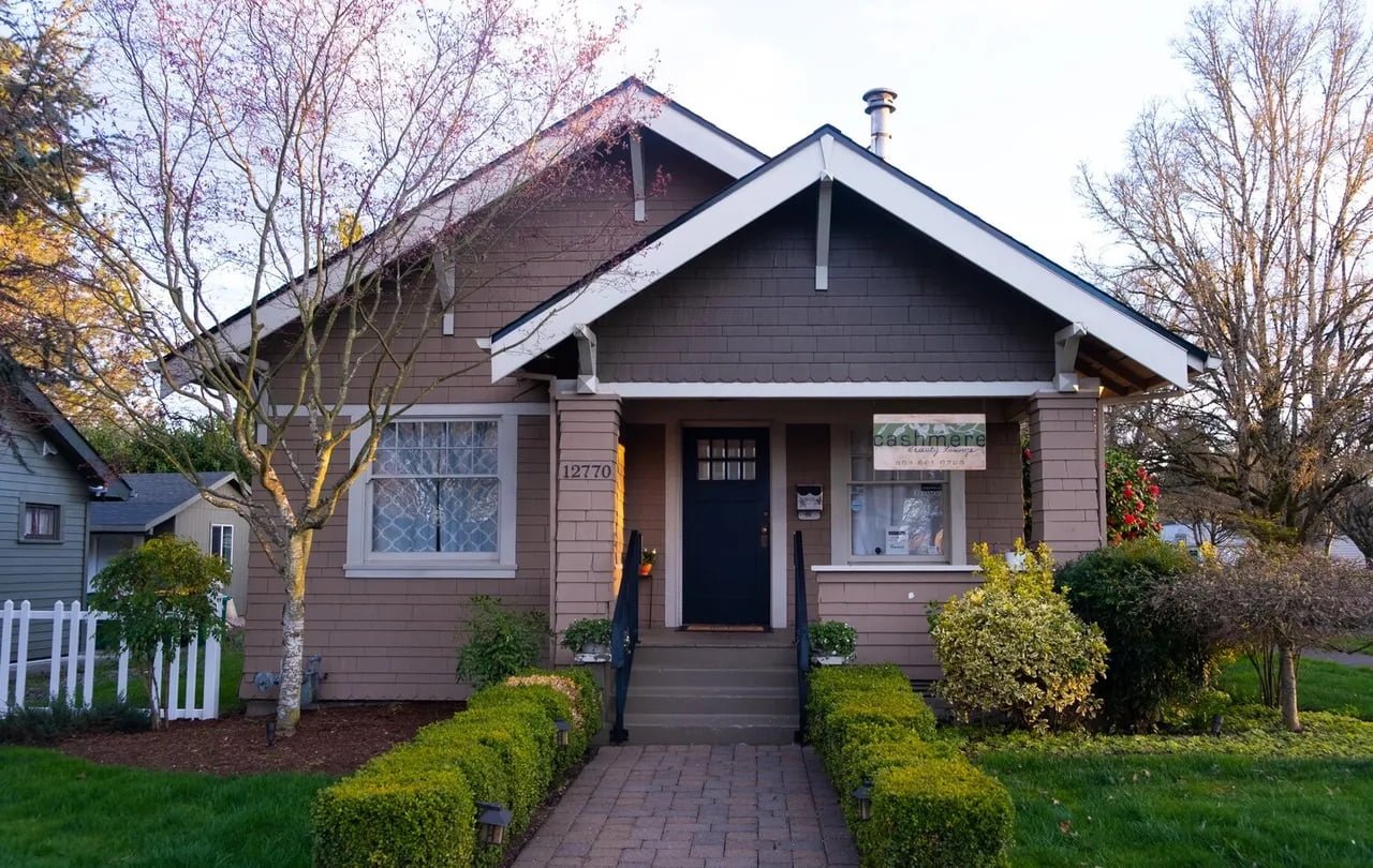 Cashmere Beauty Lounge Entry