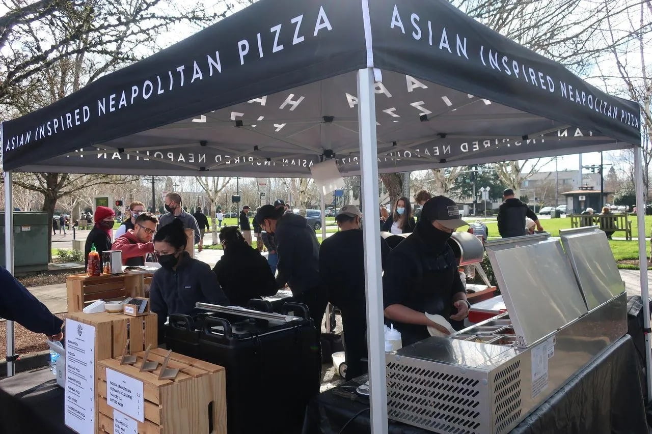 Hapa Pizza on a sunny afternoon at the Beaverton Farmers Market